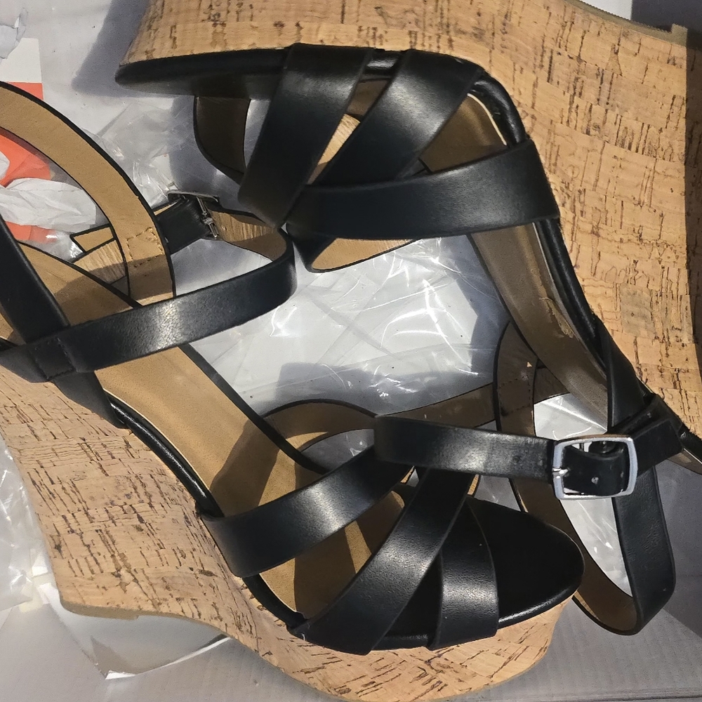 Black wedges
